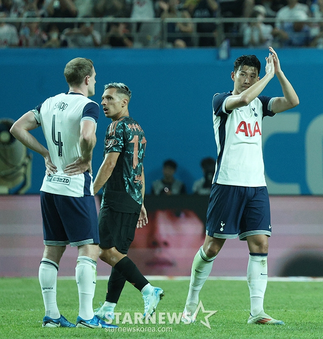 '2024 쿠팡플레이 시리즈' 토트넘 홋스퍼(Tottenham Hotspur) 대 바이에른 뮌헨(Bayern Munich) 경기가 3일 오후 서울월드컵경기장에서 열렸다. 토트넘 손흥민이 후반 교체되며 환호하는 팬들에 답례하고 있다. /사진=김진경 대기자.