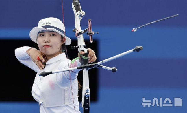 한국 여자 양궁의 남수현이 3일(한국시간) 프랑스 파리 레쟁발리드에서 열린 2024 파리 올림픽 양궁 개인전 준결승에서 활을 쏘고 있다. /사진=뉴시스 제공