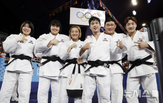 허미미(왼쪽부터), 김하윤, 김지수, 안바울, 김민종, 이준환이 3일 2024 파리 올림픽 유도 혼성 단체 동메달 결정전에서 독일에 승리한 뒤 기뻐하고 있다. /사진=뉴시스