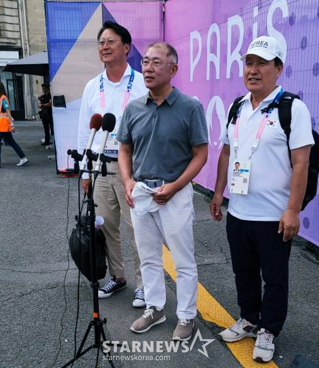 정의선(가운데) 현대자동차그룹 회장 겸 대한양궁협회장이 4일(한국 시각) 프랑스 파리의 앵발리드 앞에서 취재진과 인터뷰에 임하고 있다. /사진=김우종 기자