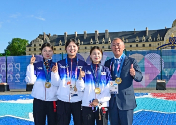 정의선(오른쪽) 현대자동차그룹 회장이 지난달 28일(현지시간) 여자 양궁 단체전 금메달을 따낸 남수현(왼쪽부터), 임시현, 전훈영과 기념 촬영을 하고 있다. /사진=대한양궁협회 제공