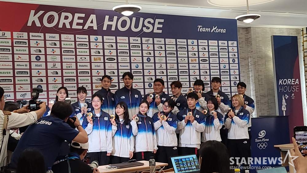 프랑스 파리 앵발리드 인근에 위치한 코리아하우스에서 열린 한국의 2024 파리 하계올림픽 메달리스트 공식기자회견에국의 메달리스트들이 4일(한국 시각) 취재진을 향해 포즈를 취하고 있다. /사진=김우종 기자