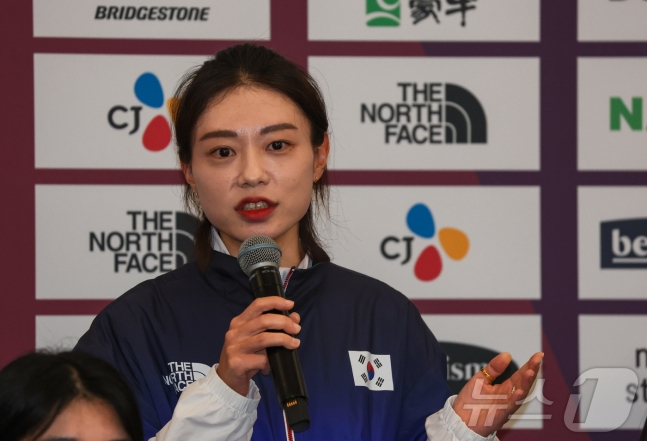 2024 파리 올림픽 사격 은메달 리스트 김예지가 4일(한국시간) 프랑스 파리 엥발리드 저택 인근에 마련된 코리아하우스에서 열린 2024 파리 올림픽 대한민국 선수단 메달리스트 기자회견에 참석해 질문에 답하고 있다. /사진=뉴스1