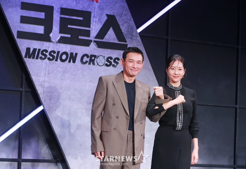 배우 황정민, 염정아가 5일 오전 서울 앰배서더 서울 풀만 호텔에서 진행된 넷플릭스 오리지널 영화 '크로스'(감독 이명훈) 제작발표회에 참석해 포즈를 취하고 있다. 아내에게 과거를 숨기고 베테랑 주부로 살아가는 전직 요원 강무와 남편의 비밀을 오해한 강력범죄수사대 에이스 미선이 거대한 사건에 함께 휘말리면서 벌어지는 이야기 '크로스'는 오는 9일 공개된다. /2024.08.05 /사진=이동훈