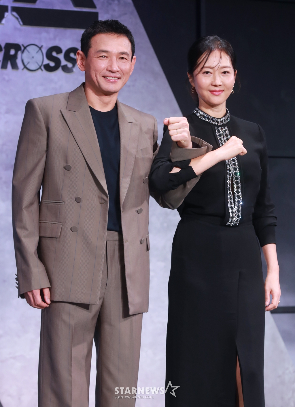 배우 황정민, 염정아가 5일 오전 서울 앰배서더 서울 풀만 호텔에서 진행된 넷플릭스 오리지널 영화 '크로스'(감독 이명훈) 제작발표회에 참석해 포즈를 취하고 있다. 아내에게 과거를 숨기고 베테랑 주부로 살아가는 전직 요원 강무와 남편의 비밀을 오해한 강력범죄수사대 에이스 미선이 거대한 사건에 함께 휘말리면서 벌어지는 이야기 '크로스'는 오는 9일 공개된다. /2024.08.05 /사진=이동훈