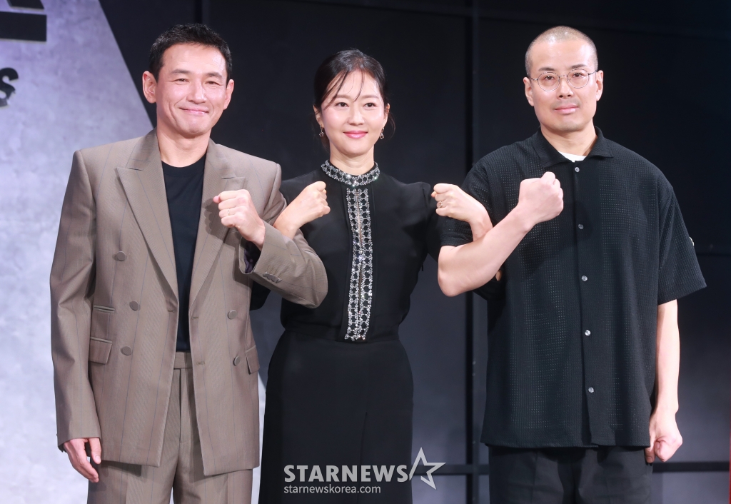 배우 황정민, 염정아, 이명훈 감독이 5일 오전 서울 앰배서더 서울 풀만 호텔에서 진행된 넷플릭스 오리지널 영화 '크로스'(감독 이명훈) 제작발표회에 참석해 포즈를 취하고 있다. 아내에게 과거를 숨기고 베테랑 주부로 살아가는 전직 요원 강무와 남편의 비밀을 오해한 강력범죄수사대 에이스 미선이 거대한 사건에 함께 휘말리면서 벌어지는 이야기 '크로스'는 오는 9일 공개된다. /2024.08.05 /사진=이동훈