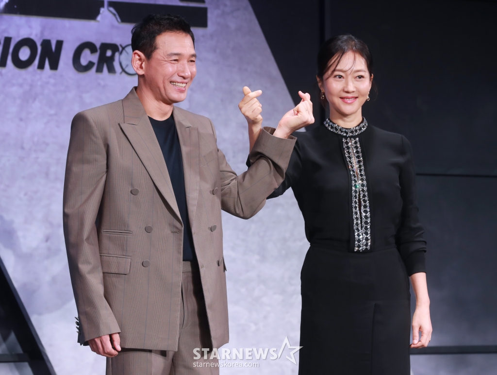배우 황정민, 염정아가 5일 오전 서울 앰배서더 서울 풀만 호텔에서 진행된 넷플릭스 오리지널 영화 '크로스'(감독 이명훈) 제작발표회에 참석해 포즈를 취하고 있다. 아내에게 과거를 숨기고 베테랑 주부로 살아가는 전직 요원 강무와 남편의 비밀을 오해한 강력범죄수사대 에이스 미선이 거대한 사건에 함께 휘말리면서 벌어지는 이야기 '크로스'는 오는 9일 공개된다. /2024.08.05 /사진=이동훈