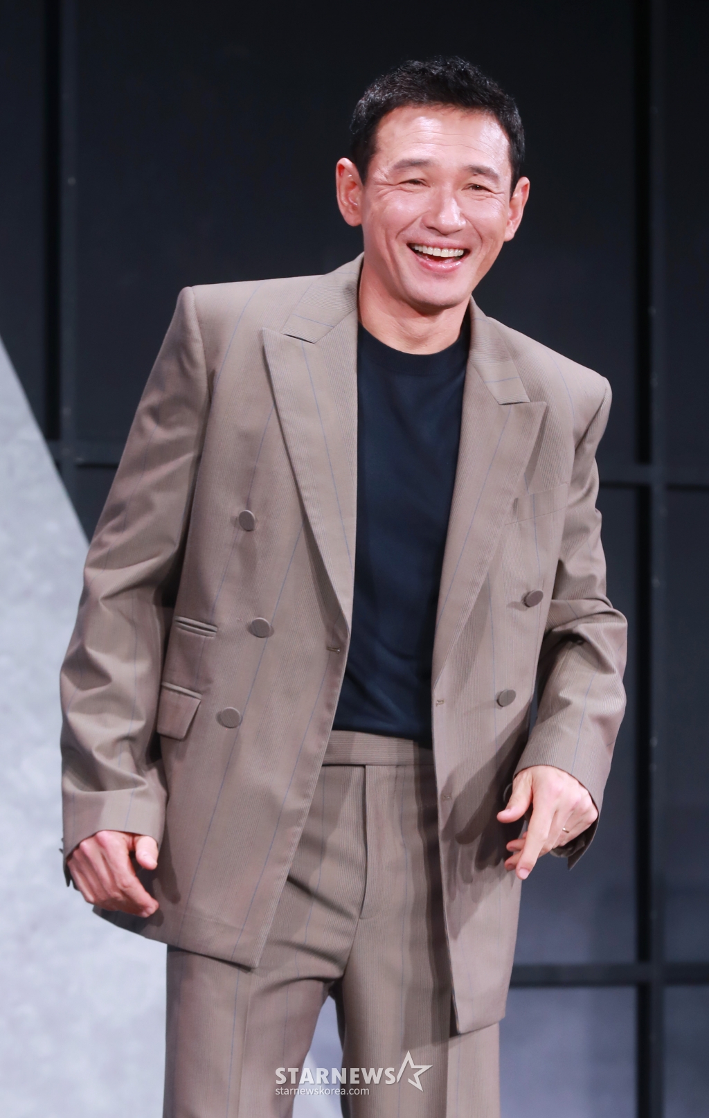 배우 황정민이 5일 오전 서울 앰배서더 서울 풀만 호텔에서 진행된 넷플릭스 오리지널 영화 '크로스'(감독 이명훈) 제작발표회에 참석해 포즈를 취하고 있다. 아내에게 과거를 숨기고 베테랑 주부로 살아가는 전직 요원 강무와 남편의 비밀을 오해한 강력범죄수사대 에이스 미선이 거대한 사건에 함께 휘말리면서 벌어지는 이야기 '크로스'는 오는 9일 공개된다. /2024.08.05 /사진=이동훈