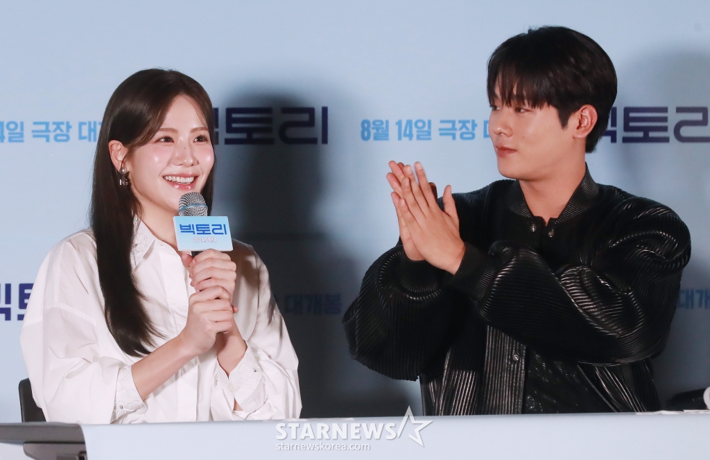 배우 이정하가 5일 오후 서울 CGV용산아이파크몰에서 진행된 영화 '빅토리'(감독 박범수) 언론시사회 및 기자간담회에 참석해 답변하는 동료배우 조아람에게 박수를 보내고 있다. 오직 열정만큼은 충만한 생판 초짜 치어리딩 동아리 '밀레니엄 걸즈'가 신나는 댄스와 가요로 모두를 응원하는 이야기를 그린 영화 '빅토리'는 오는 14일 개봉한다. /2024.08.05 /사진=이동훈