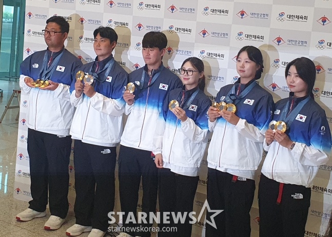 2024 파리 올림픽 양궁 전 종목을 석권한 대한민국 대표팀이 6일 인천국제공항을 통해 입국해 사진 촬영에 임하고 있다. /사진=김동윤 기자