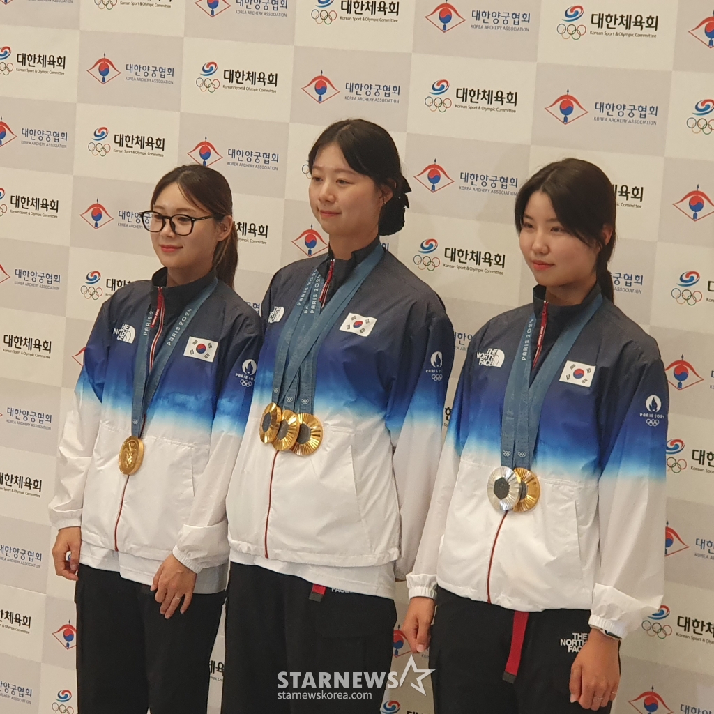 2024 파리 올림픽 양궁 전 종목을 석권한 대한민국 남자 대표팀 김우진, 이우석, 김제덕(왼쪽부터)이 6일 인천국제공항을 통해 입국해 사진 촬영에 임하고 있다. /사진=김동윤 기자