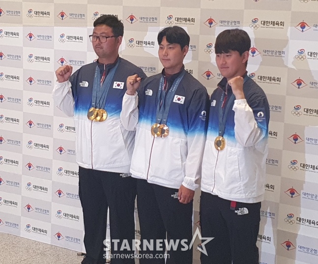 2024 파리 올림픽 양궁 전 종목을 석권한 대한민국 남자 대표팀 김우진, 이우석, 김제덕(왼쪽부터)이 6일 인천국제공항을 통해 입국해 사진 촬영에 임하고 있다. /사진=김동윤 기자