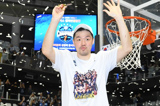 KCC 이승현이 2023~24시즌 KBL 챔피언결정전 우승 후 기뻐하고 있다. /사진=KBL 제공