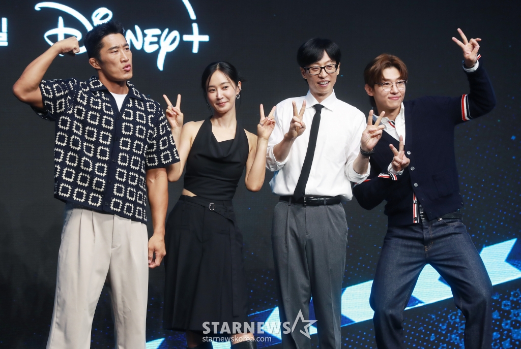 김동현, 권유리, 유재석, 덱스가 6일 오전 서울 여의도 콘래드호텔에서 진행된 디즈니+ 예능 '더 존 : 버텨야 산다3' 제작발표회에 참석해 포즈를 취하고 있다. 오직 4시간, 끝없는 AI의 공격부터 내 집 마련 전세 대출금 갚기, 선 넘지 않고 버티기 등 극한의 현실 공감 미션을 버티기 위해 더 강력하게 돌아온 ‘존버즈’ 유재석, 권유리, 김동현, 덱스의 ‘도파민 ON’ 버라이어티 '더 존 : 버텨야 산다3'는 오는 7일 공개된다. /2024.08.06 /사진=이동훈