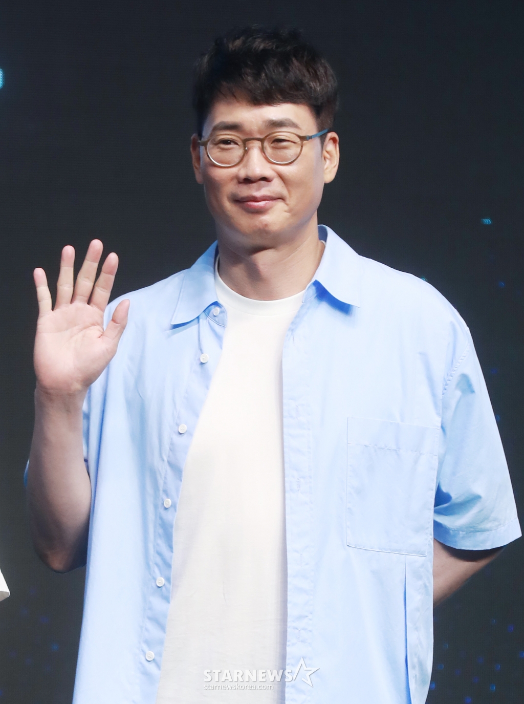 조효진 PD가 6일 오전 서울 여의도 콘래드호텔에서 진행된 디즈니+ 예능 '더 존 : 버텨야 산다3' 제작발표회에 참석해 포즈를 취하고 있다. 오직 4시간, 끝없는 AI의 공격부터 내 집 마련 전세 대출금 갚기, 선 넘지 않고 버티기 등 극한의 현실 공감 미션을 버티기 위해 더 강력하게 돌아온 ‘존버즈’ 유재석, 권유리, 김동현, 덱스의 ‘도파민 ON’ 버라이어티 '더 존 : 버텨야 산다3'는 오는 7일 공개된다. /2024.08.06 /사진=이동훈
