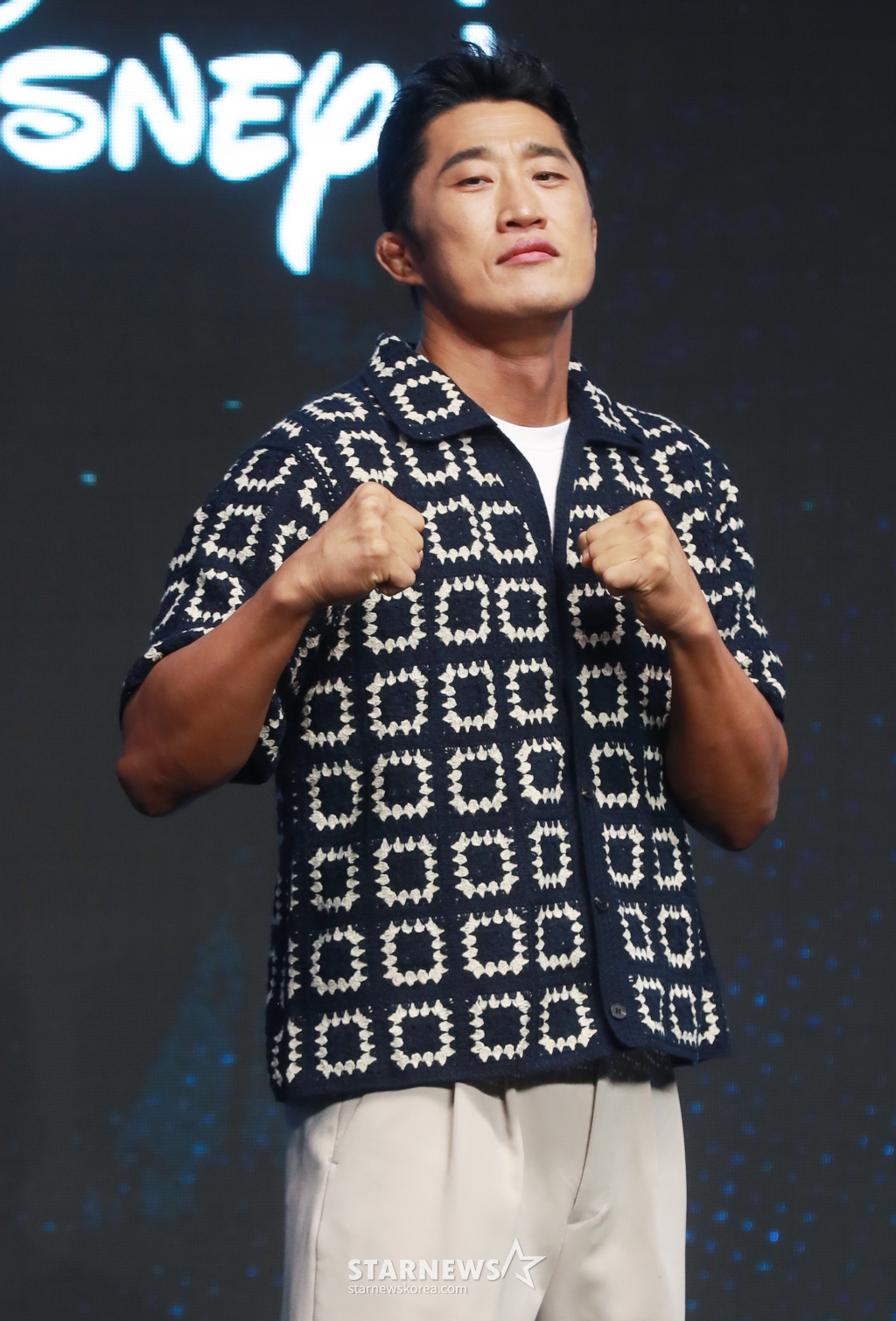 방송인 김동현이 6일 오전 서울 여의도 콘래드호텔에서 진행된 디즈니+ 예능 '더 존 : 버텨야 산다3' 제작발표회에 참석해 포즈를 취하고 있다. 오직 4시간, 끝없는 AI의 공격부터 내 집 마련 전세 대출금 갚기, 선 넘지 않고 버티기 등 극한의 현실 공감 미션을 버티기 위해 더 강력하게 돌아온 ‘존버즈’ 유재석, 권유리, 김동현, 덱스의 ‘도파민 ON’ 버라이어티 '더 존 : 버텨야 산다3'는 오는 7일 공개된다. /2024.08.06 /사진=이동훈