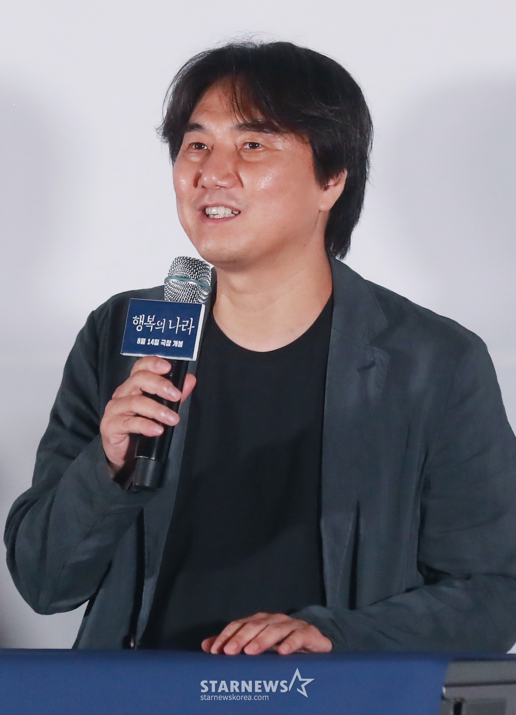 추창민 감독이 6일 오후 서울 CGV용산아이파크몰에서 진행된 영화 '행복의 나라'(감독 추창민) 언론시사회 및 기자간담회에 참석해 질문에 답하고 있다. /2024.08.06 /사진=이동훈