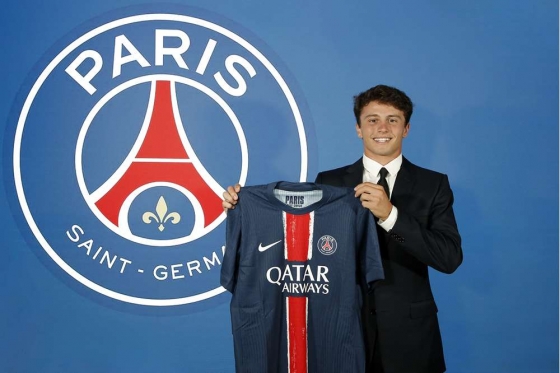 PSG 엠블럼 앞에서 사진을 찍는 주앙 네베스. /사진=PSG 공식 SNS