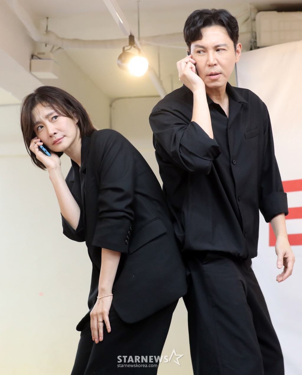 배우 박효주와 최원영이 7일 오후 서울 영등포구 한 연습실에서 열린 연극 '랑데뷰' 프레스 리허설에서 시연을 하고 있다. 연극 '랑데뷰'는 서로 다른 인생을 살아온 두 남녀가 만나 아픈 과거를 풀어가며 자신도 모르게 사랑에 빠지는 이야기로 오는 24일 부터 LG아트센터 서울에서 한달 간 공연될 예정이다. 2024.08.07 /사진=임성균
