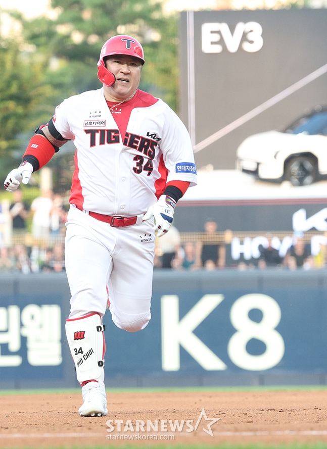 '2024 신한 SOL 뱅크 KBO리그' KIA-KT전이 6일 광주기아챔피언스필드에서 열렸다. KIA 최형우가 1회말 2사 1루에서 선제 1타점 중월 3루타를 날리고 3루로 질주하고 있다. /사진=김진경 대기자