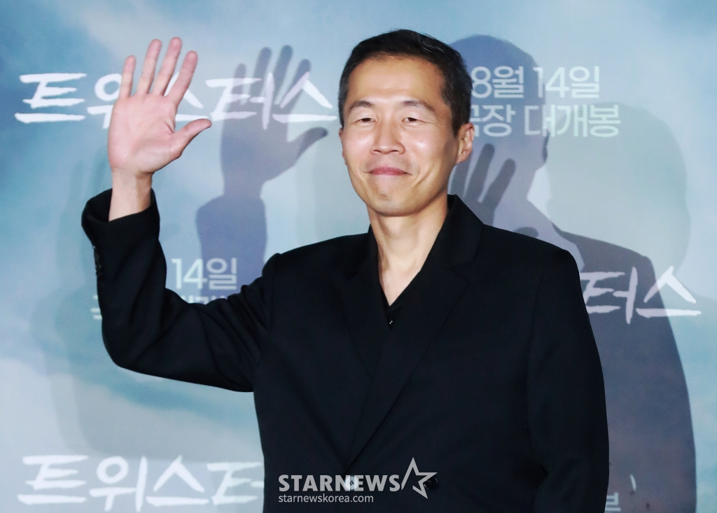 정이삭 감독이 7일 오후 서울 CGV용산아이파크몰에서 진행된 영화 '트위스터스'(감독 정이삭) 언론시사회 및 기자간담회에 참석해 포즈를 취하고 있다. 폭풍을 쫓는 연구원 케이트, 논란을 쫓는 인플루언서 타일러가 인간이 만든 모든 것을 집어삼키는 역대급 토네이도에 맞서 정면 돌파에 나서는 재난 블록버스터 '트위스터스'는 오는 14일 개봉한다. /2024.08.07 /사진=이동훈