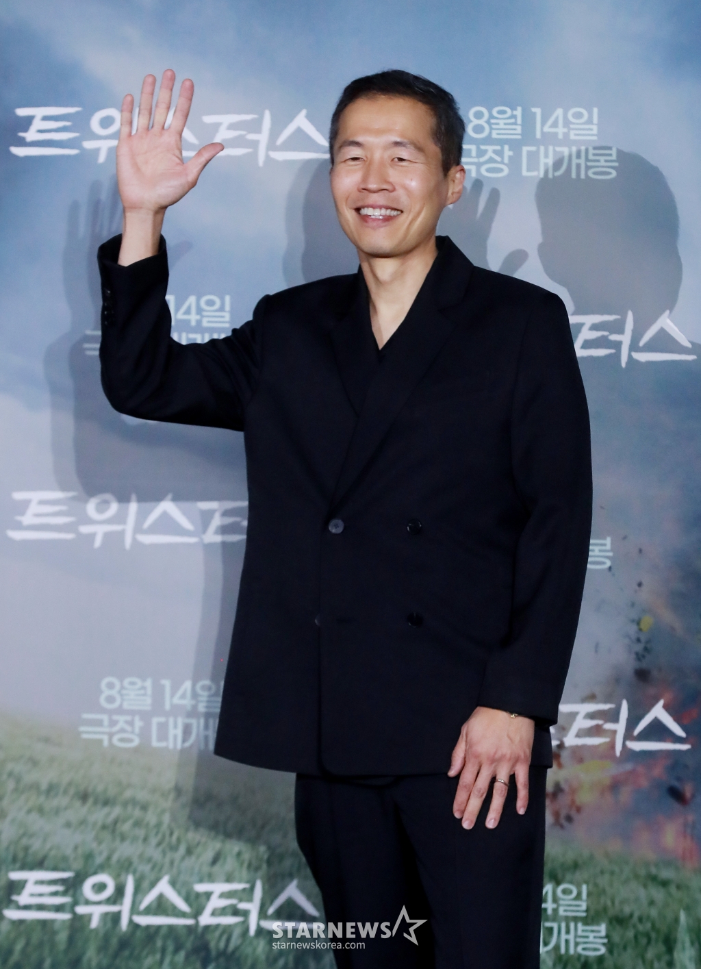 정이삭 감독이 7일 오후 서울 CGV용산아이파크몰에서 진행된 영화 '트위스터스'(감독 정이삭) 언론시사회 및 기자간담회에 참석해 포즈를 취하고 있다. 폭풍을 쫓는 연구원 케이트, 논란을 쫓는 인플루언서 타일러가 인간이 만든 모든 것을 집어삼키는 역대급 토네이도에 맞서 정면 돌파에 나서는 재난 블록버스터 '트위스터스'는 오는 14일 개봉한다. /2024.08.07 /사진=이동훈