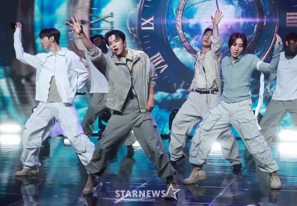 그룹 B.A.P 출신인 '방용국&정대현&유영재&문종업'이 8일 오후 서울 강남구 일지아트홀에서 진행된 첫 EP '커튼 콜'(CURTAIN CALL) 발매기념 쇼케이스에서 신곡을 선보이고 있다. /2024.08.08 /사진=이동훈