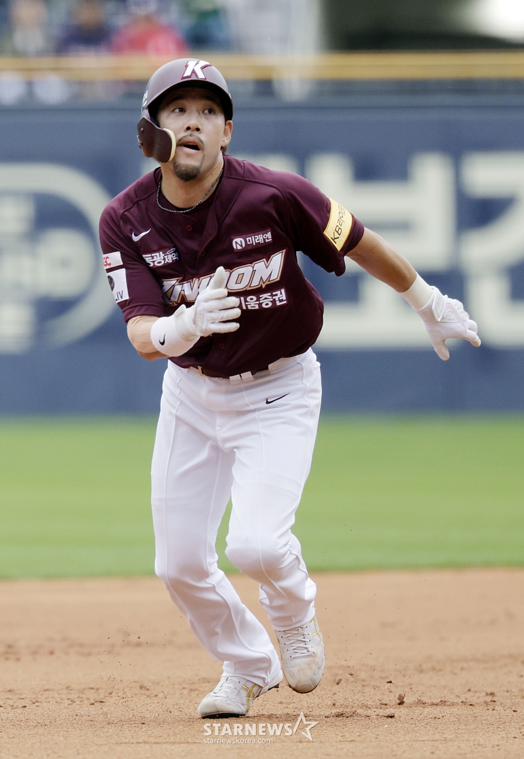 [서울=뉴시스] 최동준 기자 = 21일 서울 송파구 잠실야구장에서 열린 2024 KBO 리그 키움 히어로즈 대 두산 베어스의 경기, 5회초 2사 1, 2루 상황 키움 최주환의 외야 타구 때 이용규가 3루로 달리고 있다. 2024.04.21. photocdj@newsis.com /사진=최동준