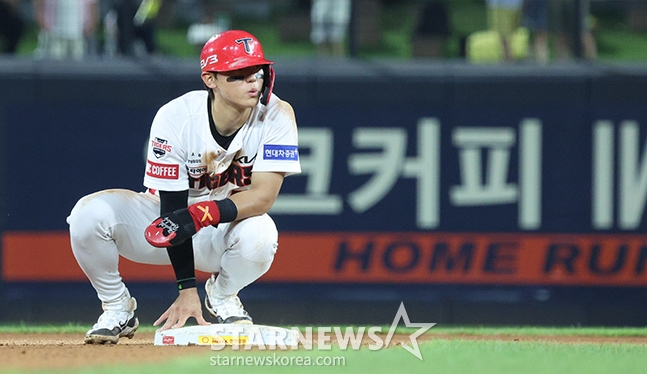 '2024 신한 SOL 뱅크 KBO리그' KIA-KT전이 8일 광주기아챔피언스필드에서 열렸다. KIA 연장 11회초 1사 1루에서 1루주자 김도영이 도루에 성공한 후 숨을 고르고 있다. /사진=김진경 대기자