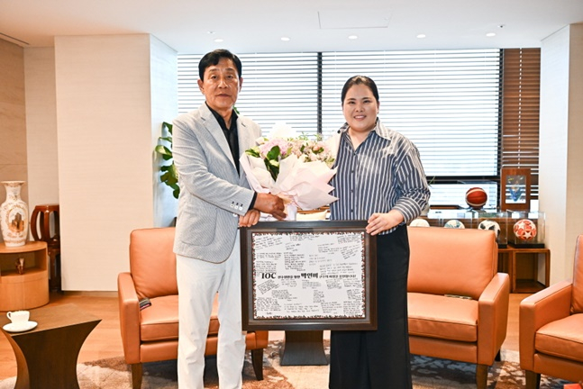 김정태(왼쪽) KLPGA 회장이 지난해 9월 IOC 선수위원에 도전하는 박인비를 만나 응원의 메시지를 전하고 있다. /사진=KLPGA
