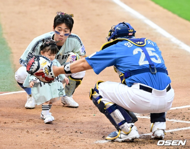 KIA 박찬호(맨 왼쪽)가 지난달 2024 KBO 올스타전에서 첫째 딸 박새얀 양(왼쪽에서 두 번째)을 지켜보고 있다.