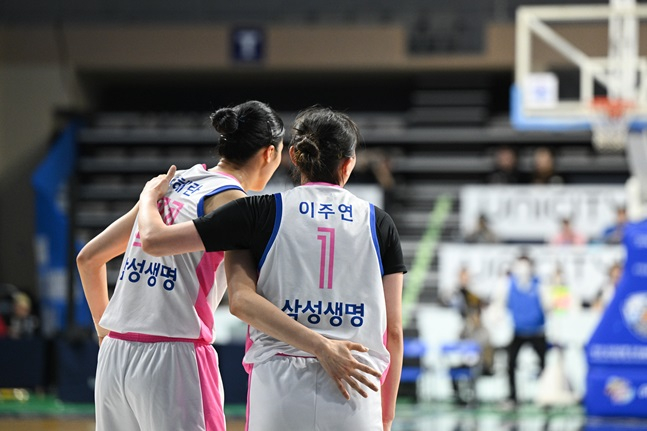 삼성생명 이주연(오른쪽)과 이해란. /사진=WKBL 제공