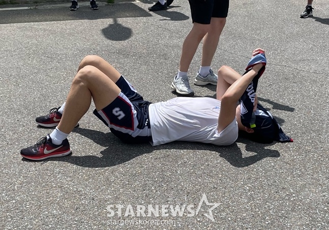KCC 김동현이 태백 전지훈련에서 장거리 달리기를 마친 후 숨을 고르고 있다. /사진=양정웅 기자