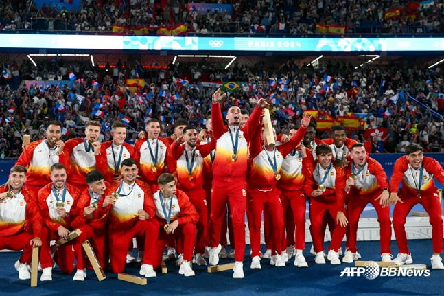 스페인 축구대표팀이 10일(한국시간) 프랑스 파리의 파르크 데 프랭스에서 열린 2024 파리 올림픽 남자 축구 결승에서 프랑스에 5-3으로 이긴 후 금메달 세리머니를 하고 있다. /AFPBBNews=뉴스1