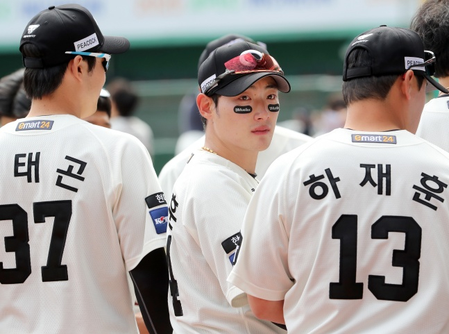 최지훈(가운데). /사진=SSG 랜더스 제공