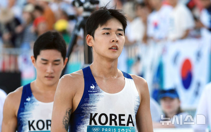 전웅태와 서창완이 10일(현지시간) 프랑스 베르사유 궁전에서 열린 2024 파리 올림픽 근대5종 남자 결승전 레이저런 경기를 마치고 각각 최종 6위와 7위를 기록한 뒤 아쉬워하고 있다. /사진=뉴시스