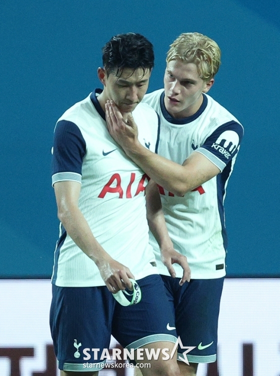 '2024 쿠팡플레이 시리즈' 토트넘 홋스퍼(Tottenham Hotspur) 대 바이에른 뮌헨(Bayern Munich) 경기가 3일 오후 서울월드컵경기장에서 열렸다. 토트넘 손흥민이 루카스 베리발의 위로를 받으며 교체되고 있다. /사진=김진경 대기자