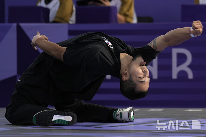 비보이 '홍텐' 김홍열이 10일(현지시간) 프랑스 파리의 콩코르드 광장에서 열린 2024 파리올림픽 브레이킹 남자부 조별리그 C조 경기를 펼치고 있다. 김홍열은 조 3위로 본선 8강에 오르지 못하며 라스트 댄스를 마무리했다. /사진=뉴시스