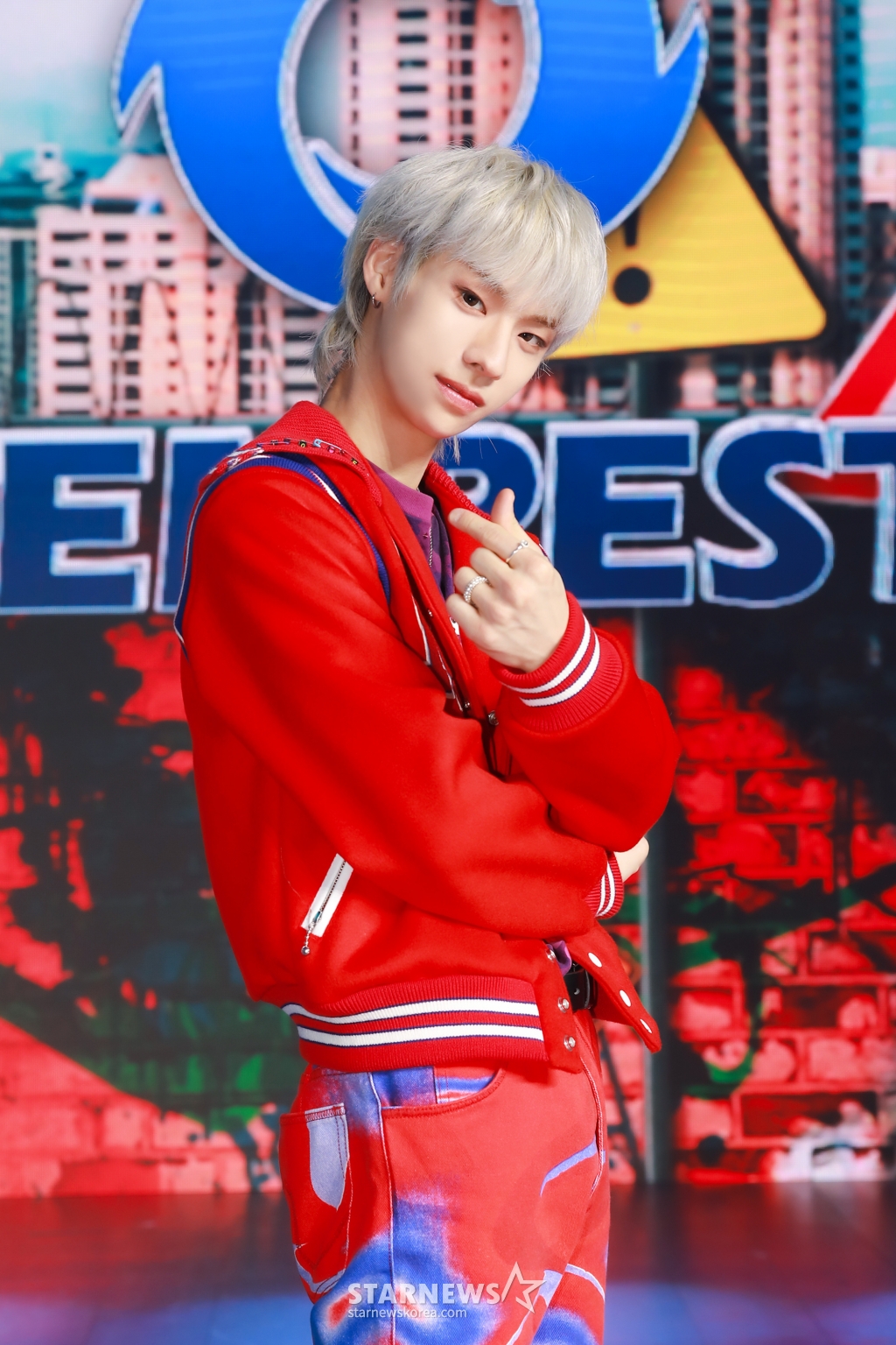 그룹 '템페스트'(TEMPEST) 화랑이 2일 오후 온라인 생중계로 진행된 데뷔 앨범 'It's ME, It's WE'(잇츠 미, 잇츠 위) 발매기념 쇼케이스에 앞서 포즈를 취하고 있다. 이번 앨범에는 타이틀곡 'Bad News'(배드 뉴스)를 비롯해 'Just A Little Bit'(저스트 어 리틀 빗), 'Find Me'(파인드 미), '있을게'(to YOU), 'Bad At Love?