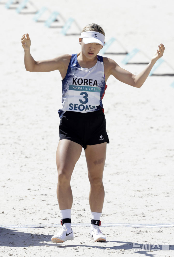 성승민이 11일(현지시간) 프랑스 베르사유 궁전에서 열린 2024 파리 올림픽 근대5종 여자 결승 레이저 런 경기에서 3위로 도착하고 있다. /사진=뉴시스