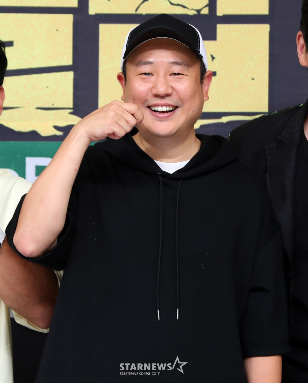 [서울=뉴시스] 김혜진 기자 = 김진호PD가 12일 오후 서울 양천구 SBS 본사에서 열린 새 예능 프로그램 '정글밥' 제작발표회에서 포즈를 취하고 있다.  '정글밥'은 원시 부족의 야생 식문화를 직접 체험하고 한식 문화를 정글 구석구석 전파하는 프로그램이다. 2024.08.12. jini@newsis.com /사진=김혜진