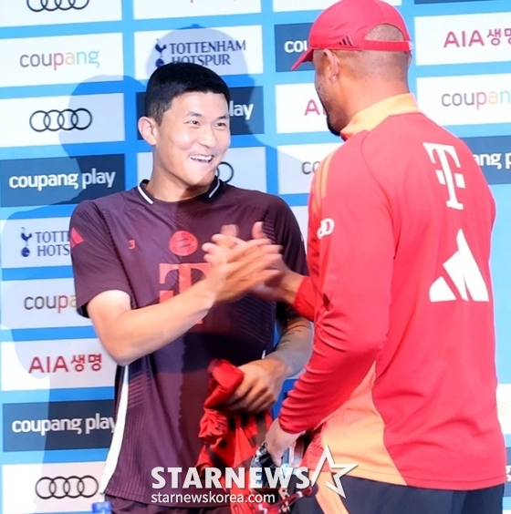 '2024 쿠팡플레이 시리즈' 바이에른 뮌헨 프리 매치 기자회견이 2일 오후 서울월드컵경기장에서 열렸다. 바이에른 뮌헨(Bayern Munich) 뱅상 콤파니 감독과 김민재가 참석해 포토타임을 갖고 있다. /사진=김진경 대기자