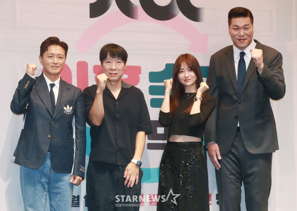 배우 진태현, 김민종 CP, 배우 박하선, 방송인 서장훈이 13일 오전 서울 라마다서울 신도림 호텔에서 진행된 JTBC 예능 '이혼숙려캠프' 제작발표회에 참석해 포즈를 취하고 있다. 인생을 새로고침하기 위한 부부들의 이야기 '이혼숙려캠프'는 오는 15일 첫 방송된다. /2024.08.13 /사진=이동훈