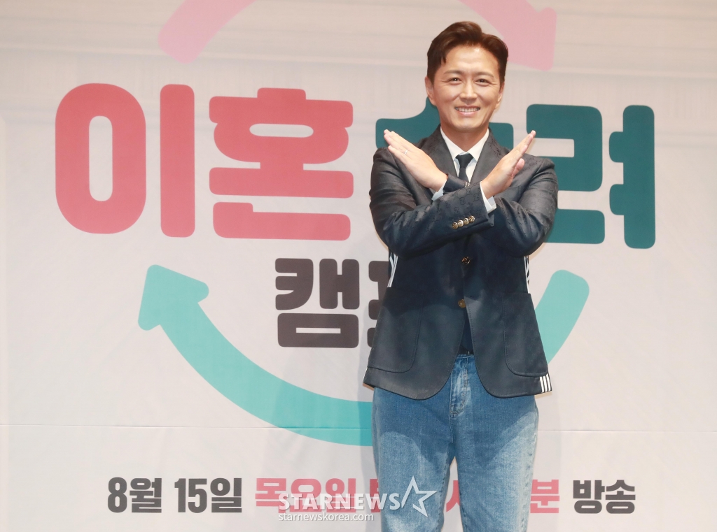 배우 진태현이 13일 오전 서울 라마다서울 신도림 호텔에서 진행된 JTBC 예능 '이혼숙려캠프' 제작발표회에 참석해 포즈를 취하고 있다. 인생을 새로고침하기 위한 부부들의 이야기 '이혼숙려캠프'는 오는 15일 첫 방송된다. /2024.08.13 /사진=이동훈