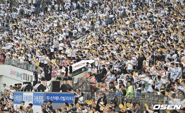 두산 팬들이 잠실구장에서 응원하는 모습. /사진=OSEN