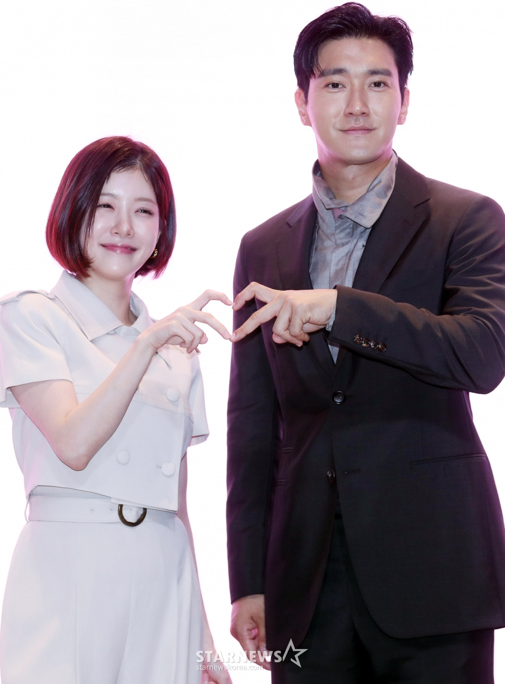 배우 정인선, 최시원이 13일 오후 서울 여의도 한 호텔에서 진행된 TV CHOSUN 새 주말미니시리즈 'DNA 러버' 제작발표회에 참석해 포즈를 취하고 있다. TV CHOSUN 새 주말미니시리즈 'DNA 러버'(극본 정수미, 연출 성치욱, 제작 하이그라운드, 아이피박스미디어, 팬엔터테인먼트)는 수많은 연애를 실패한 유전자 연구원 한소진이 마침내 유전자를 통해 자신의 짝을 찾아가는 오감발동 로맨틱 코미디로 오는 17일(토) 오후 9시 10분 첫 방송 된다. 2024.08.13 /사진=임성균
