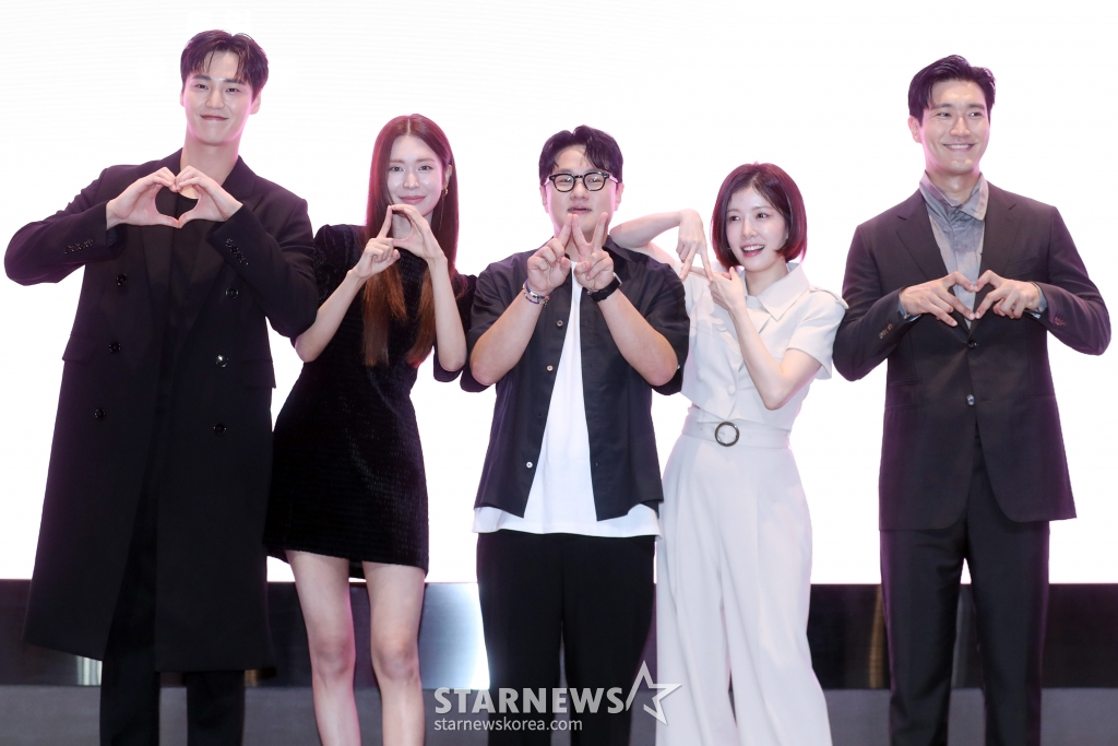 배우 이태환, 정유진, 성치욱 감독, 정인선, 최시원이 13일 오후 서울 여의도 한 호텔에서 진행된 TV CHOSUN 새 주말미니시리즈 'DNA 러버' 제작발표회에 참석해 포즈를 취하고 있다. TV CHOSUN 새 주말미니시리즈 'DNA 러버'(극본 정수미, 연출 성치욱, 제작 하이그라운드, 아이피박스미디어, 팬엔터테인먼트)는 수많은 연애를 실패한 유전자 연구원 한소진이 마침내 유전자를 통해 자신의 짝을 찾아가는 오감발동 로맨틱 코미디로 오는 17일(토) 오후 9시 10분 첫 방송 된다. /사진=임성균