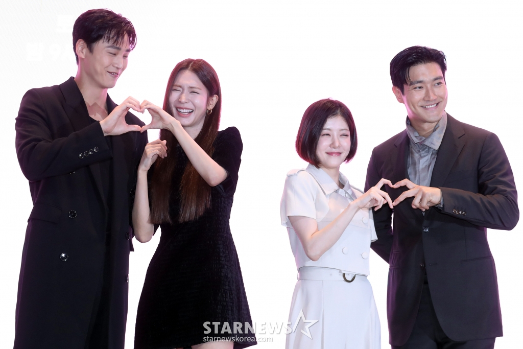 배우 이태환, 정유진, 정인선, 최시원이 13일 오후 서울 여의도 한 호텔에서 진행된 TV CHOSUN 새 주말미니시리즈 'DNA 러버' 제작발표회에 참석해 포즈를 취하고 있다. TV CHOSUN 새 주말미니시리즈 'DNA 러버'(극본 정수미, 연출 성치욱, 제작 하이그라운드, 아이피박스미디어, 팬엔터테인먼트)는 수많은 연애를 실패한 유전자 연구원 한소진이 마침내 유전자를 통해 자신의 짝을 찾아가는 오감발동 로맨틱 코미디로 오는 17일(토) 오후 9시 10분 첫 방송 된다. 2024.08. /사진=임성균