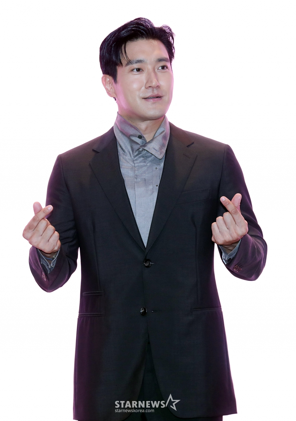 배우 최시원이 13일 오후 서울 여의도 한 호텔에서 진행된 TV CHOSUN 새 주말미니시리즈 'DNA 러버' 제작발표회에 참석해 포즈를 취하고 있다. TV CHOSUN 새 주말미니시리즈 'DNA 러버'(극본 정수미, 연출 성치욱, 제작 하이그라운드, 아이피박스미디어, 팬엔터테인먼트)는 수많은 연애를 실패한 유전자 연구원 한소진이 마침내 유전자를 통해 자신의 짝을 찾아가는 오감발동 로맨틱 코미디로 오는 17일(토) 오후 9시 10분 첫 방송 된다. 2024.08.13 /사진=임성균
