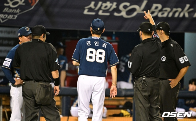 NC 강인권 감독(가운데)이 11일 잠실 LG전에서 비디오 판독에 항의하고 있다.